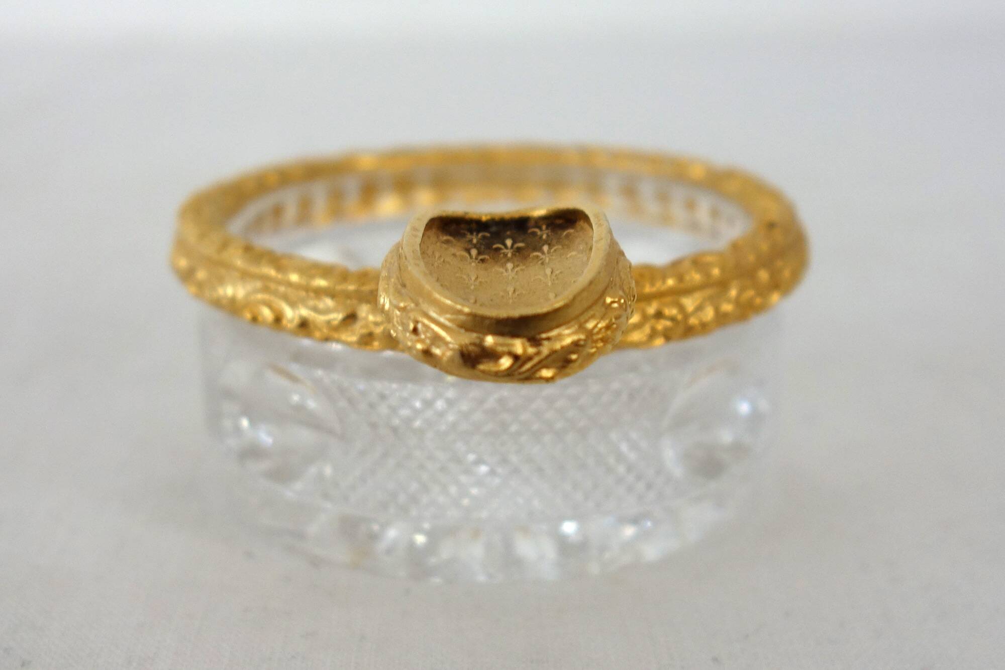 Small glass and gilt bronze ashtray Fleurs de lys