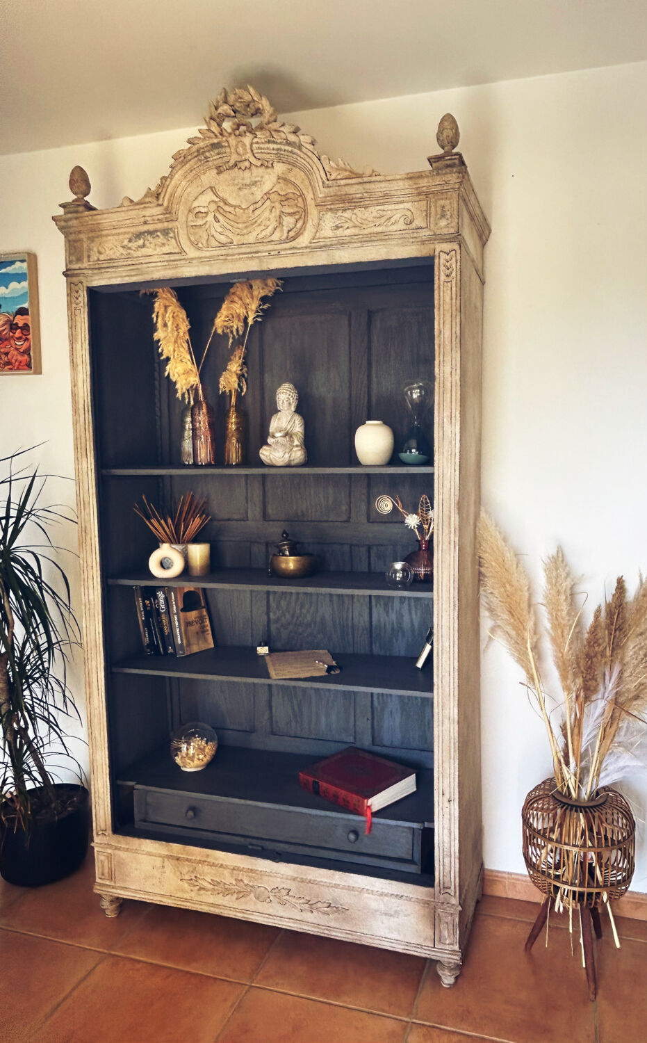 Superb patinated bonnetière in the Tuscan style