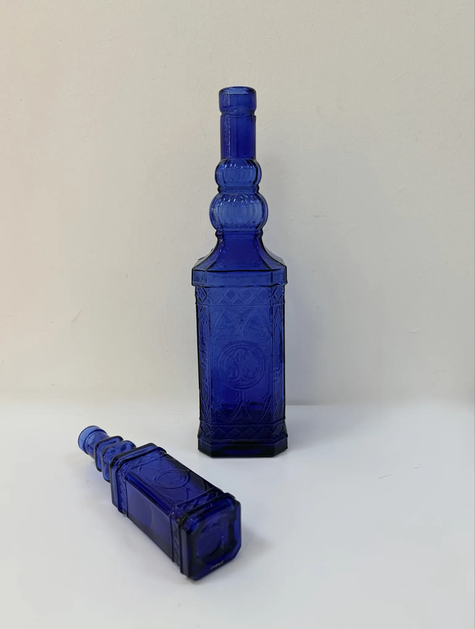 Duo de bouteilles en verre bleu cobalt