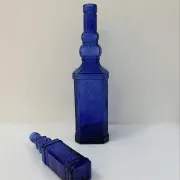 Duo de bouteilles en verre bleu cobalt