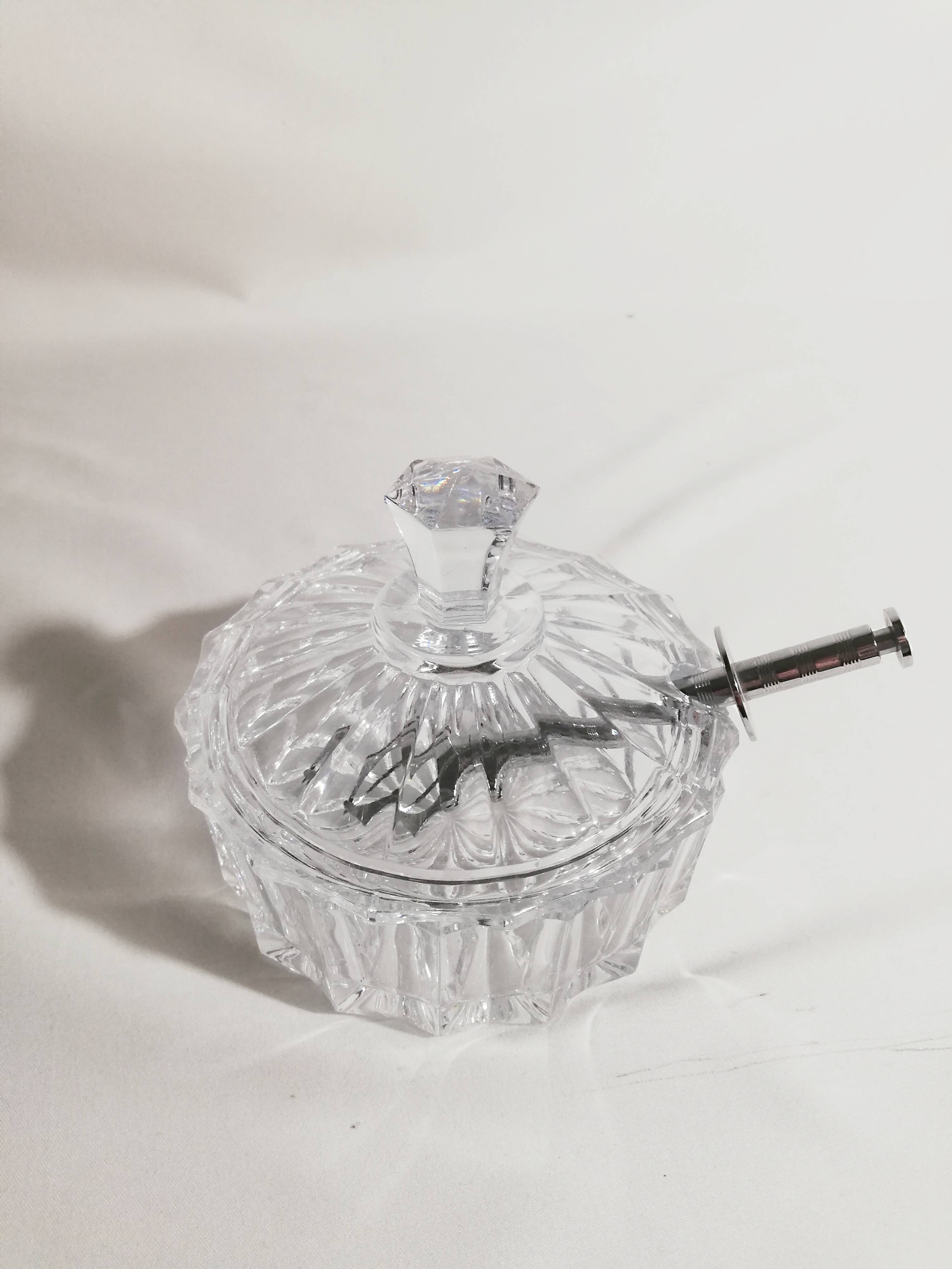 Crystal sugar - its serving clamp