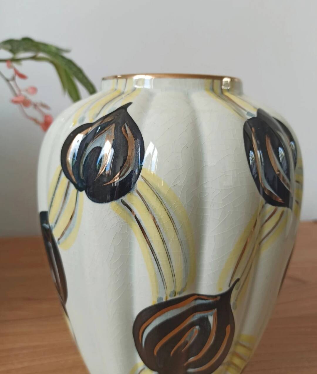 Vintage ceramic vase - Hand-painted decoration