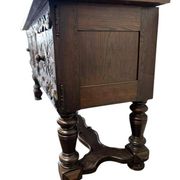 Buffet / armoire sculptée en bois vintage