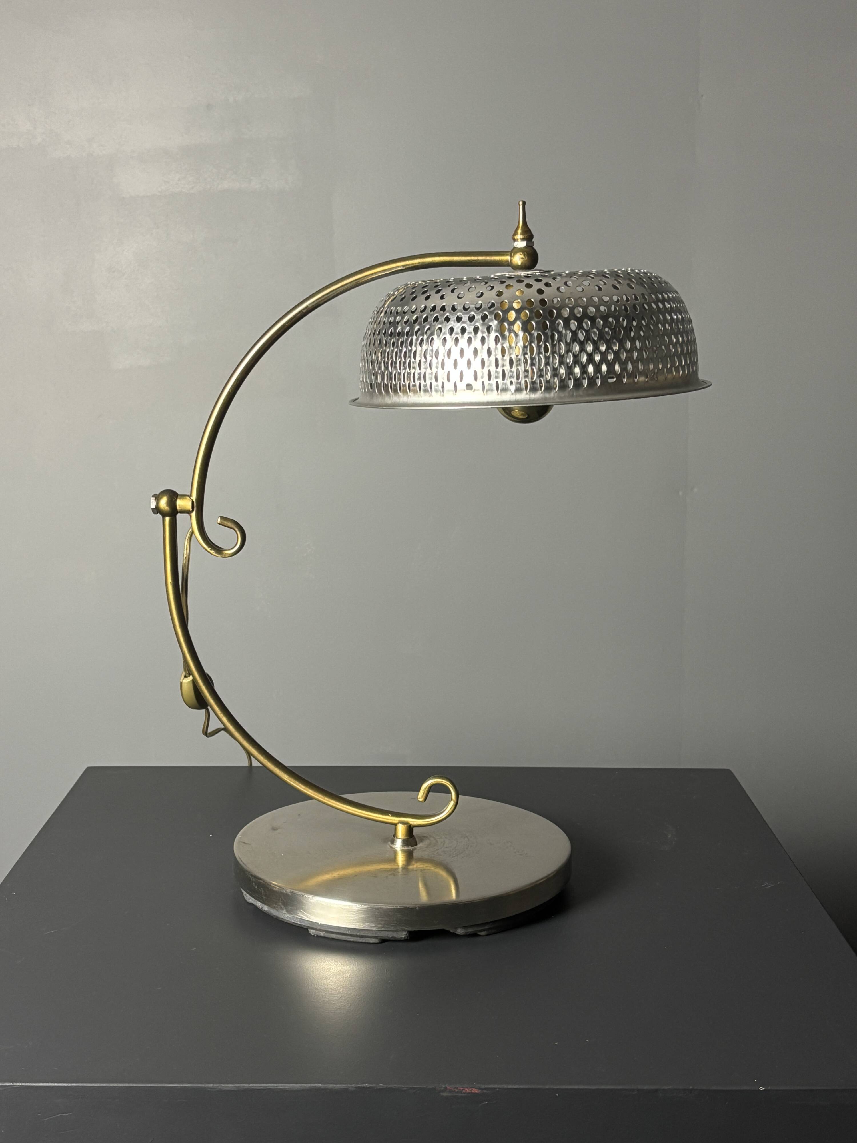 Lampe de table sculpturale ajustable des années 1960 avec abat-jour perforé.