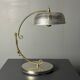 Lampe de table sculpturale ajustable des années 1960 avec abat-jour perforé.
