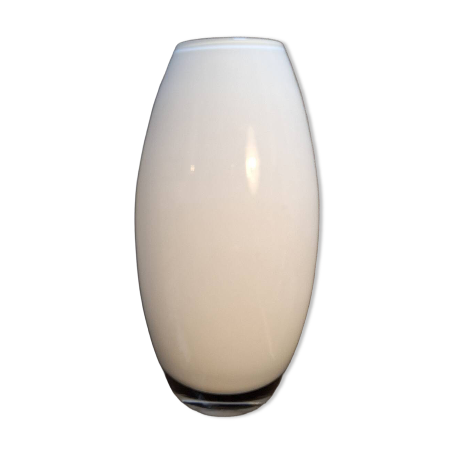 Small contemporary vase in white opaline.