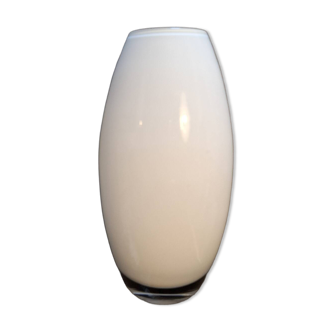 Small contemporary vase in white opaline.