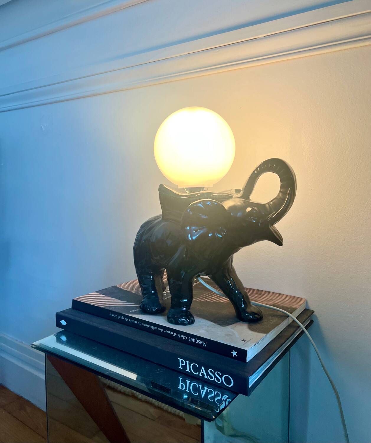 Lampe en forme d’éléphant et globe en opaline, 60-70