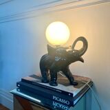 Lampe en forme d’éléphant et globe en opaline, 60-70