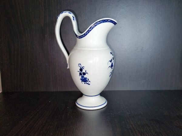 Pot à lait en porcelaine de Tournai