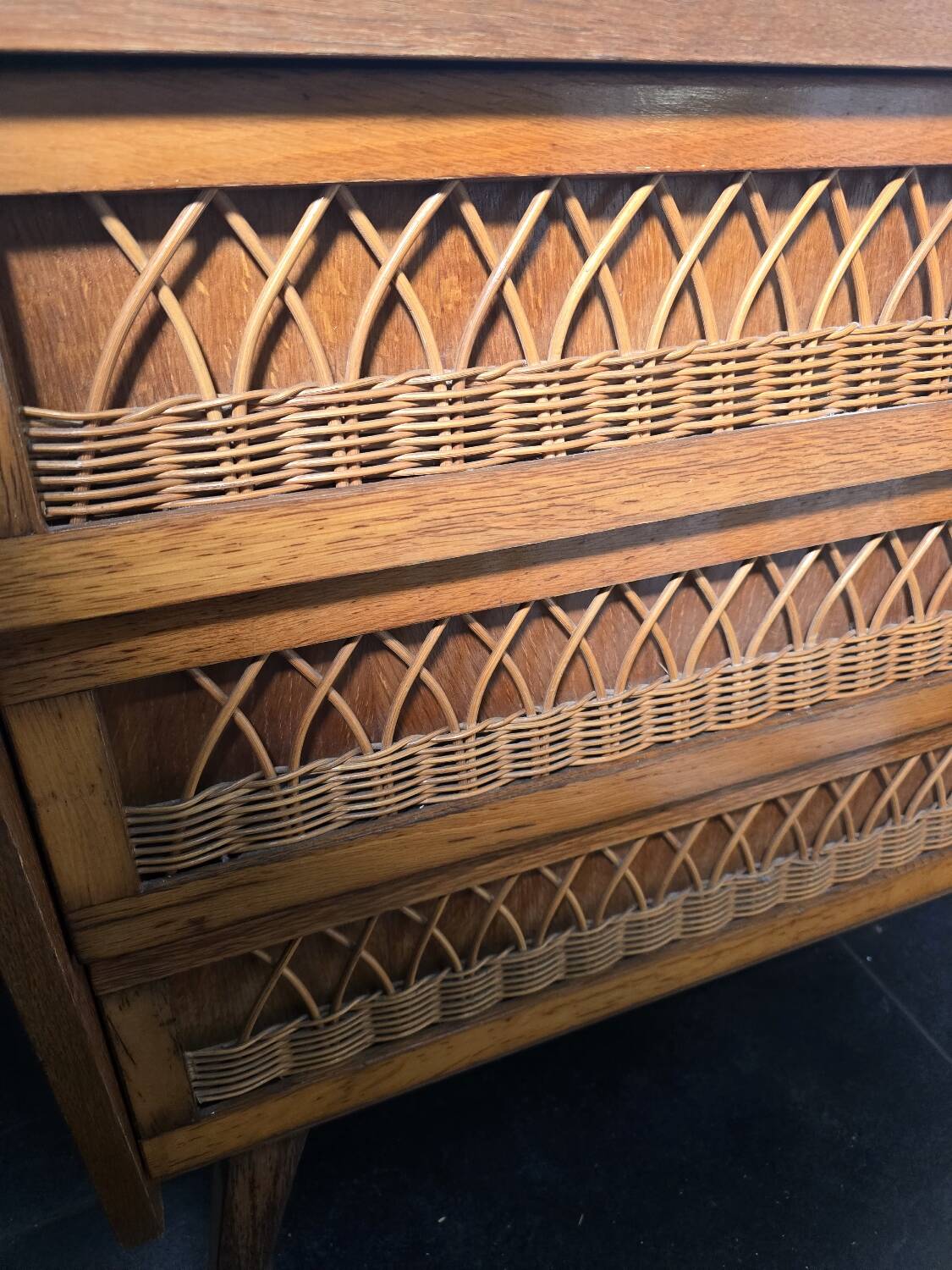 Vintage chest of drawers in oak and rattan from the 1960s.
