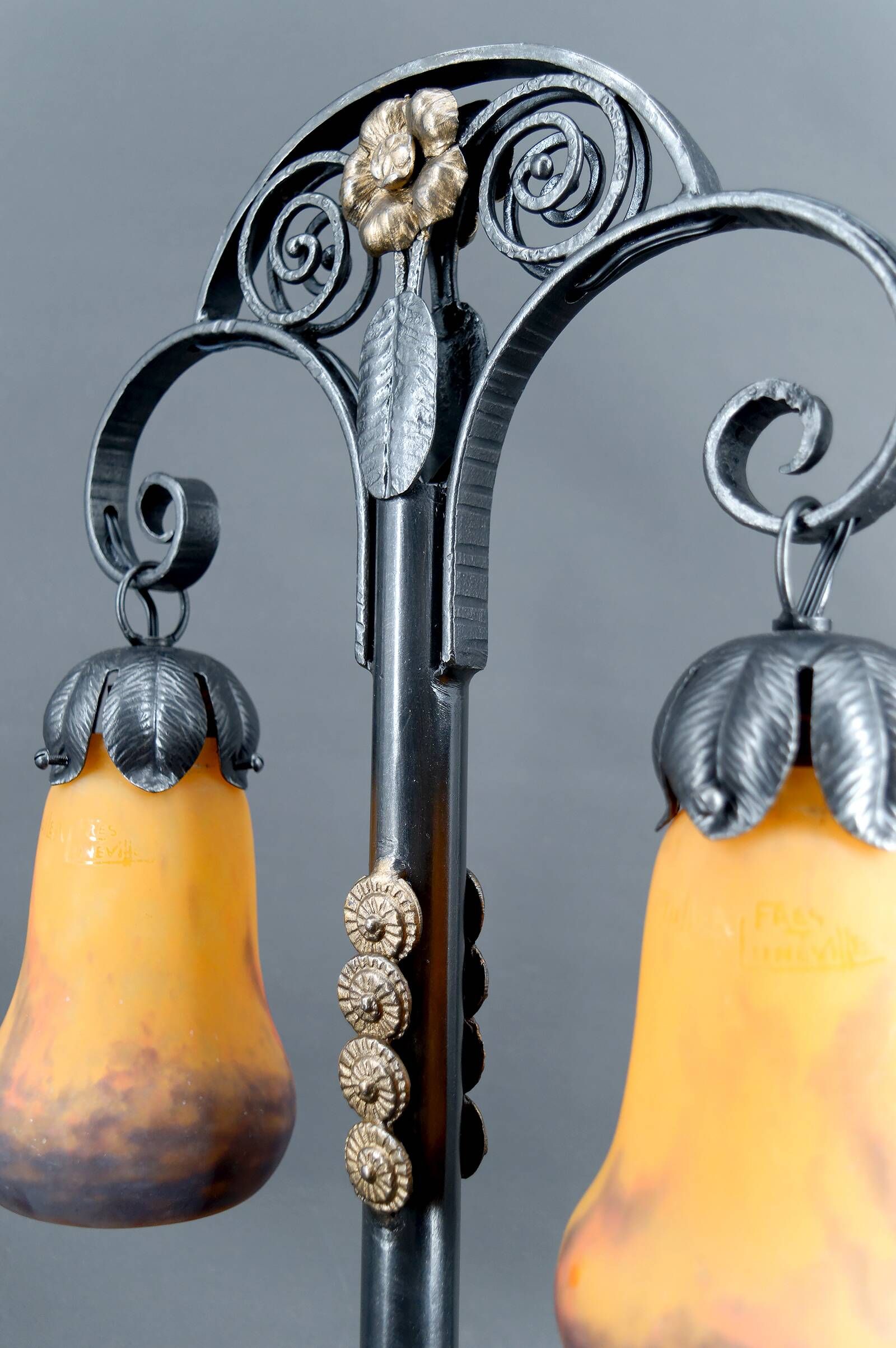 Lampe bicéphale Art Déco, fer forgé à double patine– Muller Frères, c. 1920