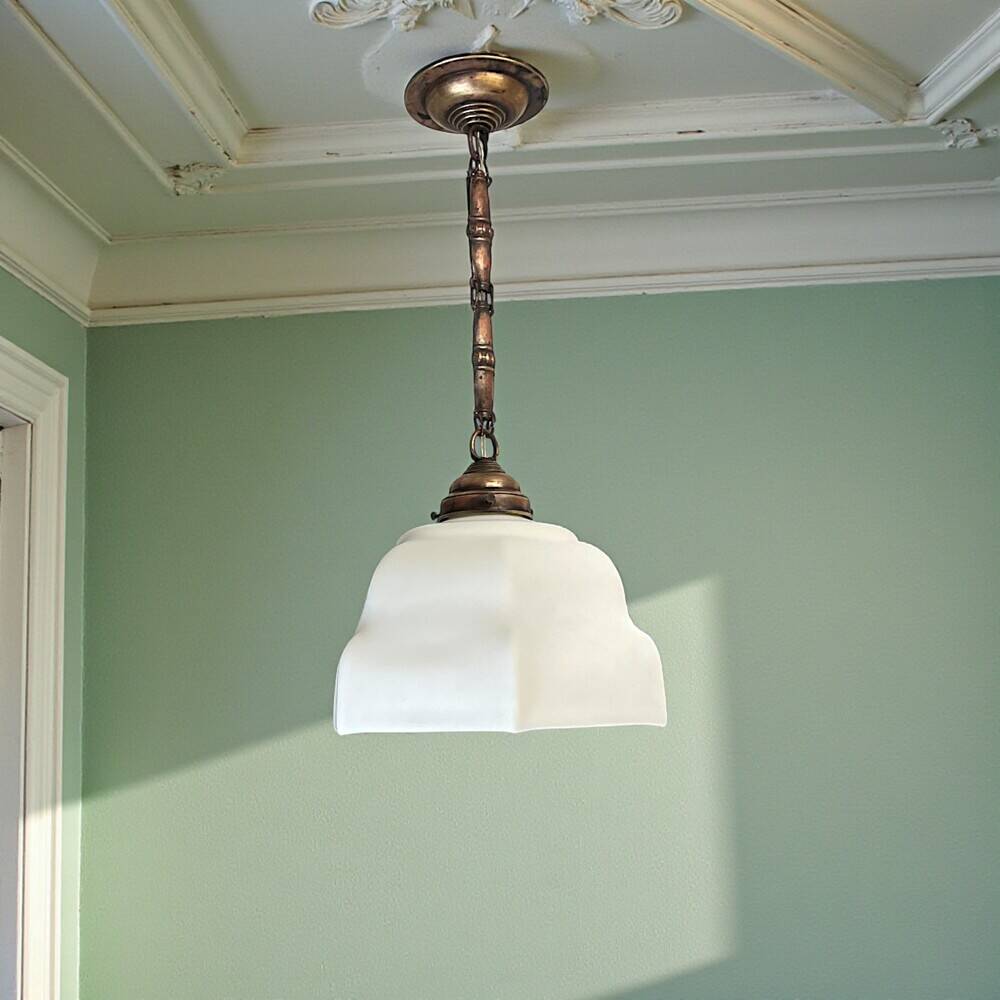Lampe suspendue en verre blanc Art Déco