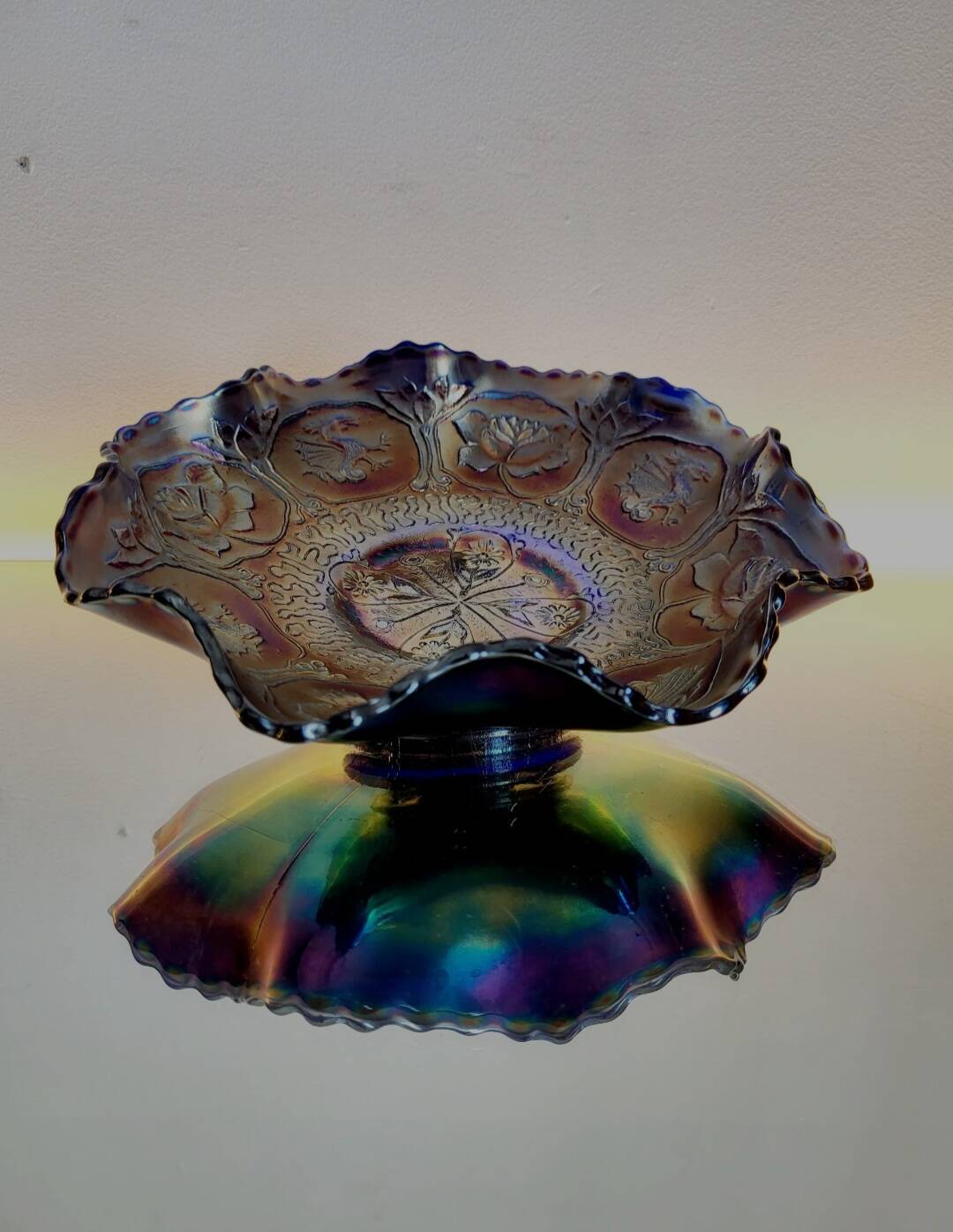 Prachtige schaal in iriserend glas met decor van dragon en lotus fenton