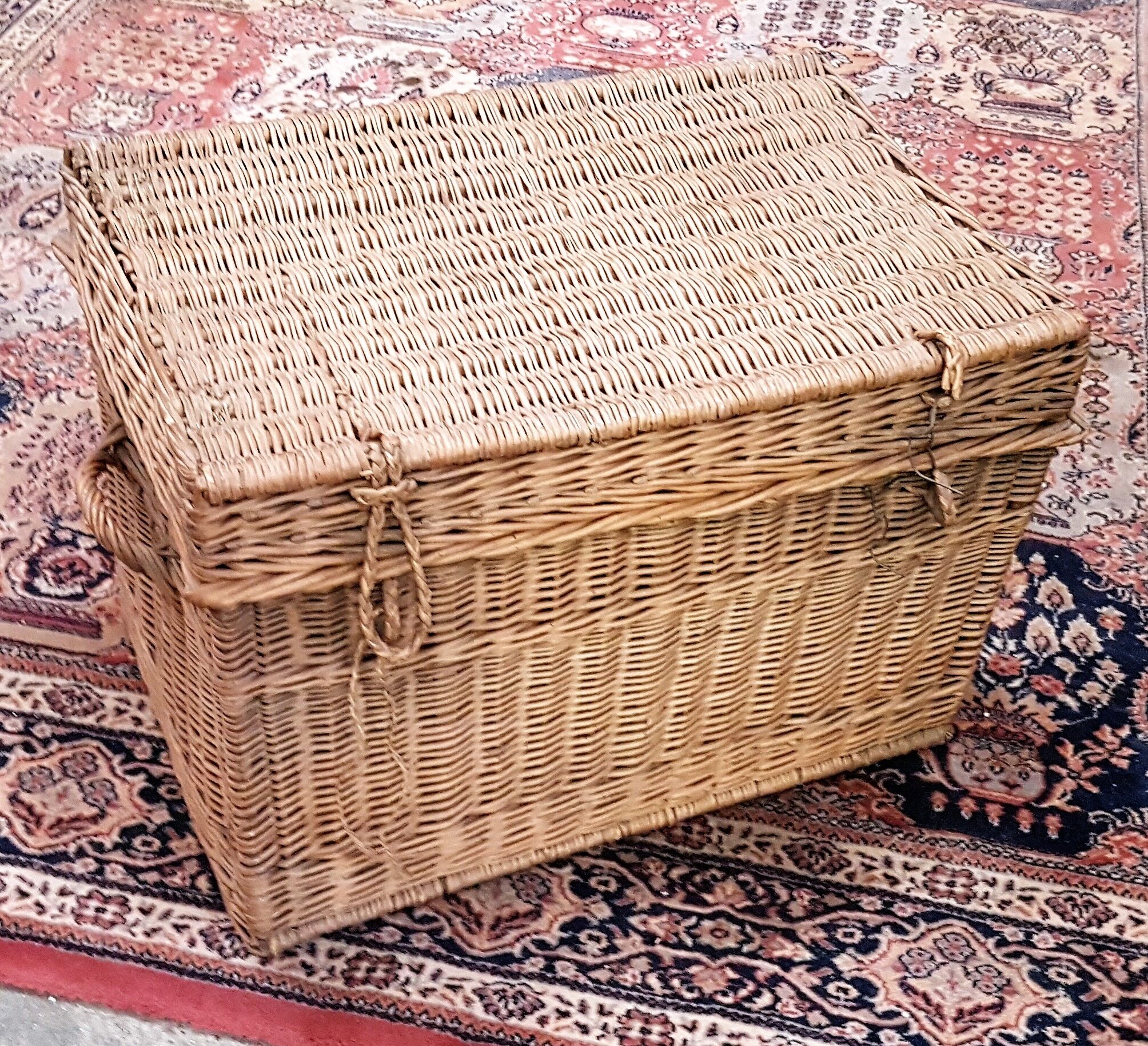 Ancien coffre en osier