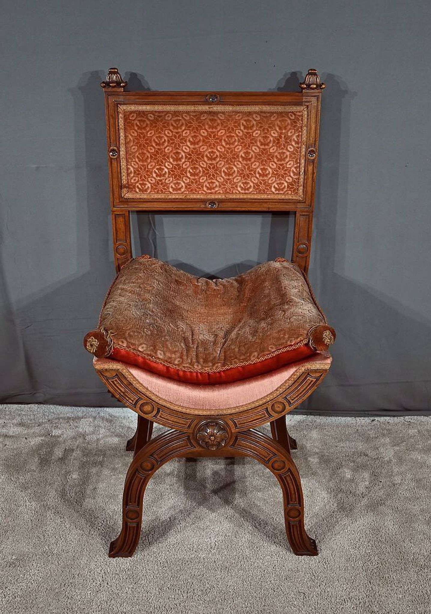 Chaise Curule en Noyer massif, goût Renaissance – Fin XIXe