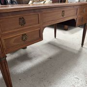 Bureau de style Louis XVI en bois de noyer Fin du XIX siècle
