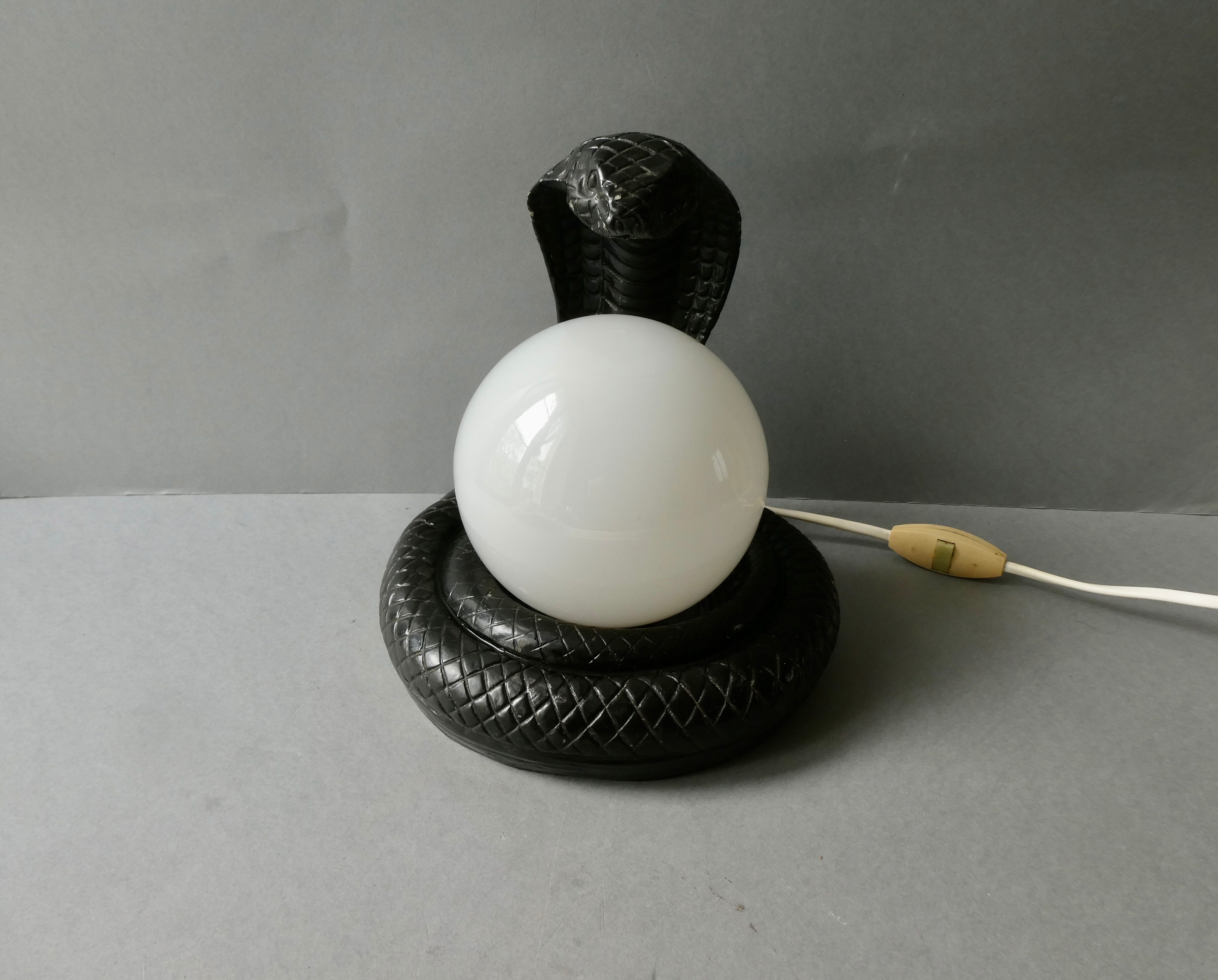 Lampe cobra noir et opaline blanche