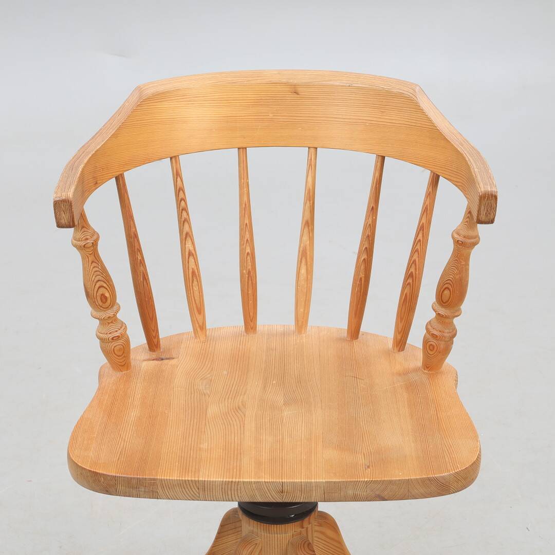 Rotating chair with turned wooden bar, 5-star base, US