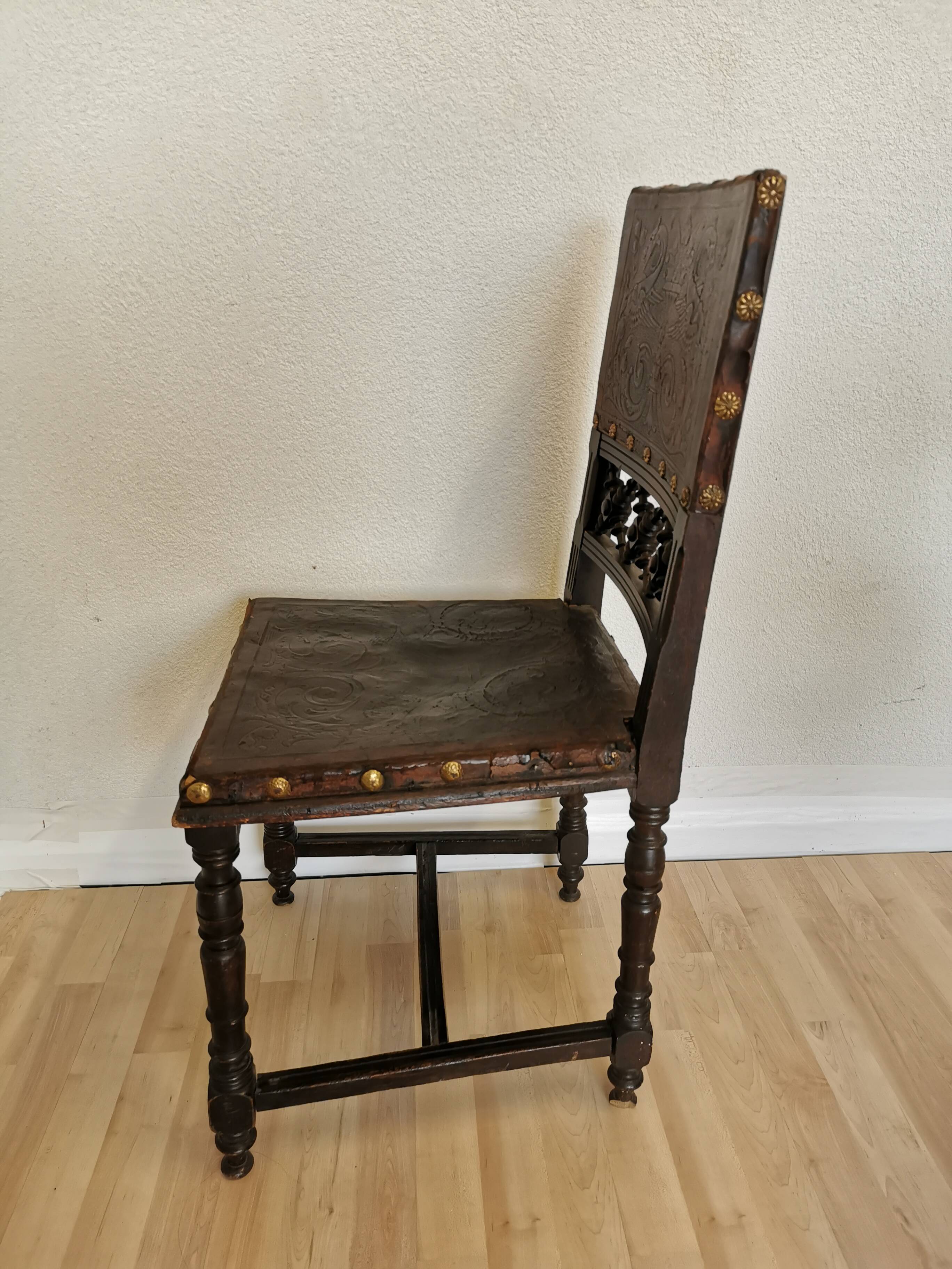 Chaise de salle à manger en cuir antique des années 1930 : base en bois sculpté, détails en métal