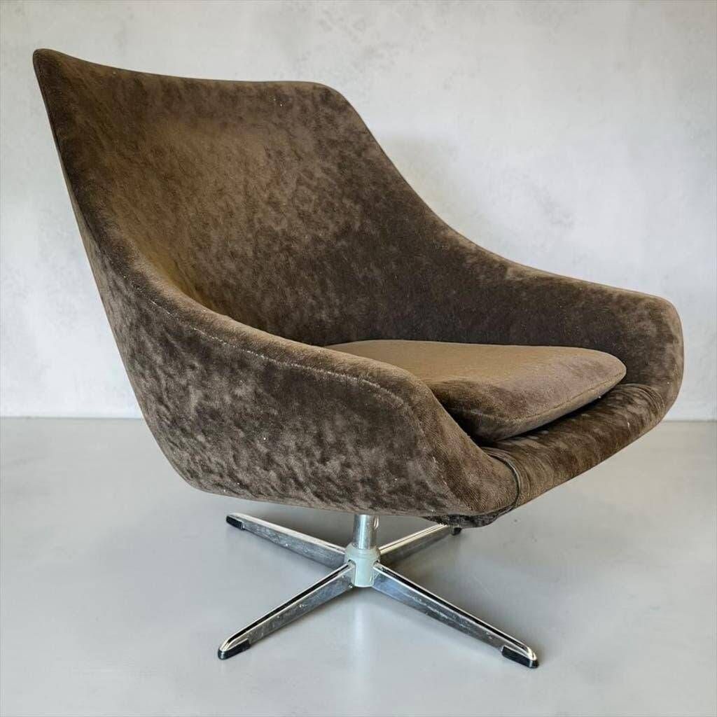 Brown vintage armchair/chair on a star base.