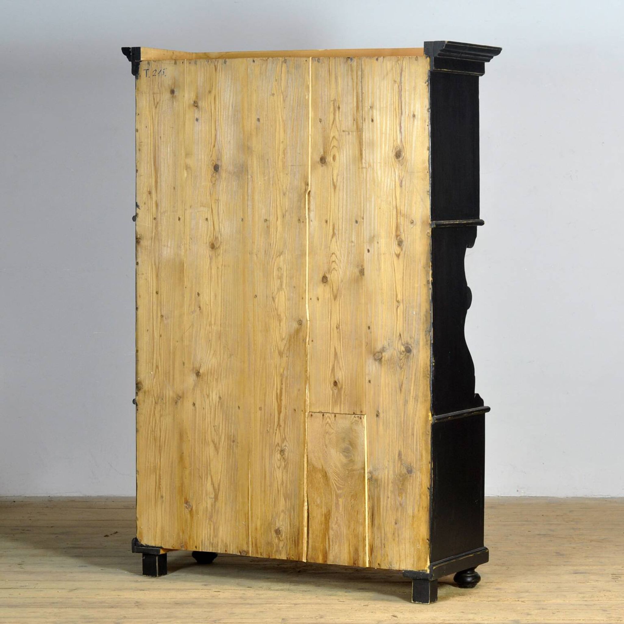 Armoire en pin noir, vers 1900