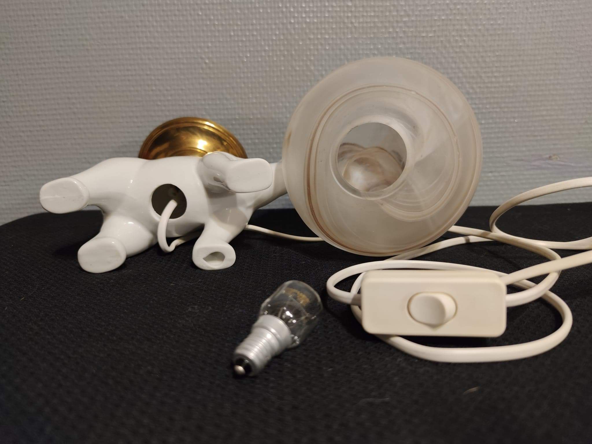 Lampe ours en céramique blanche et globe opaline
