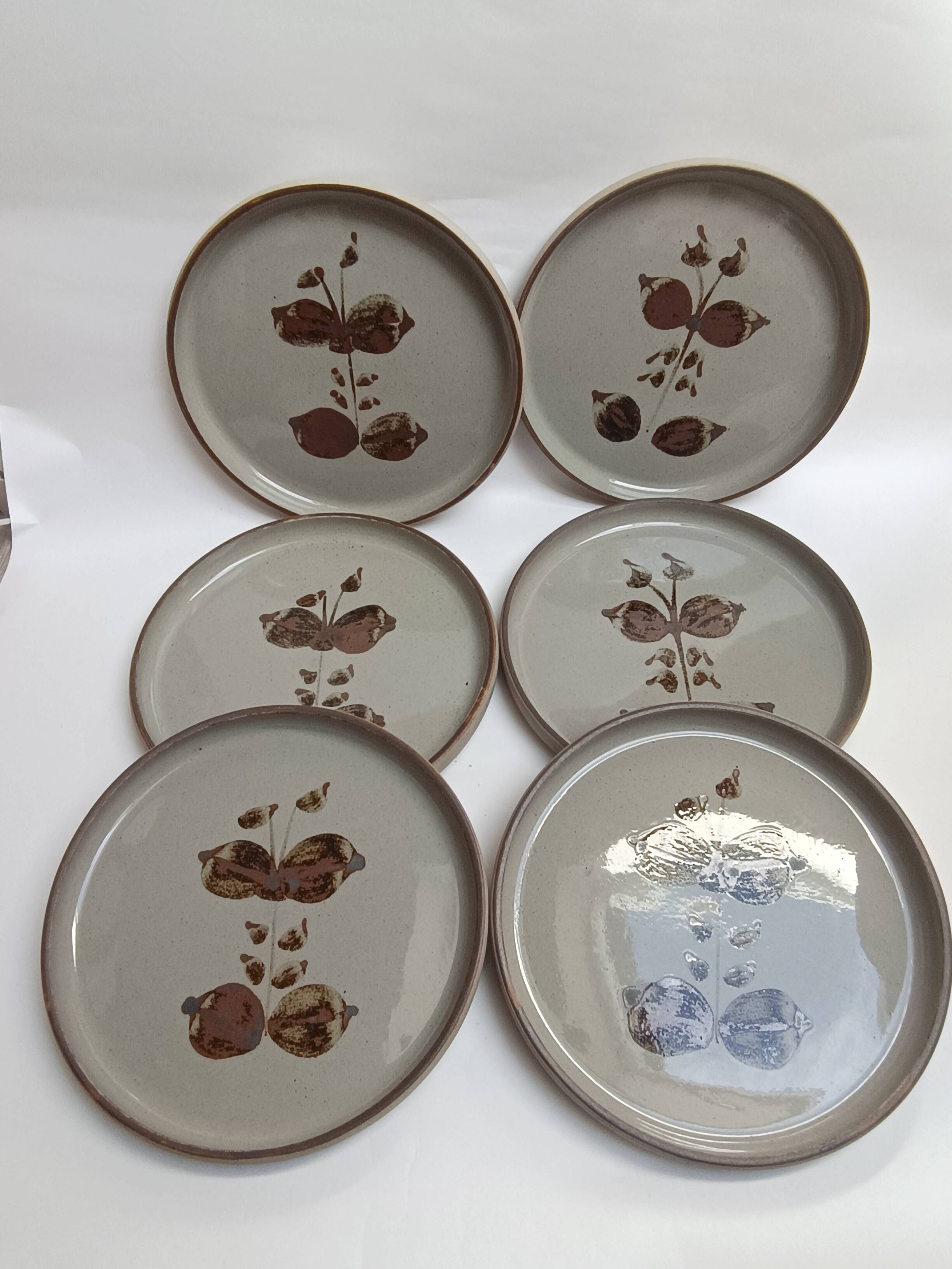 Flat plates made of Arnon stoneware
