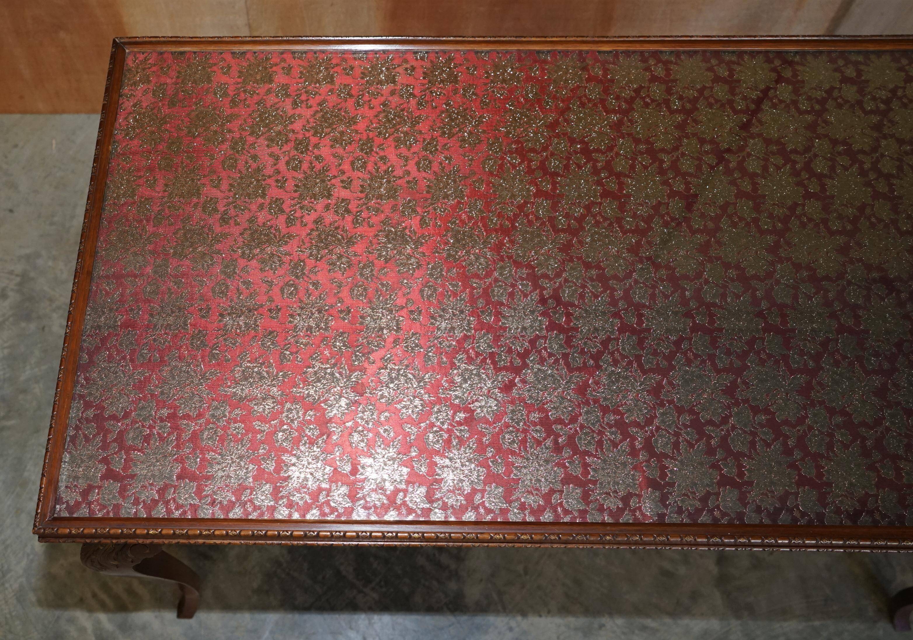 Table d'écriture vintage en bois dur avec dessus en verre brodé de soie
