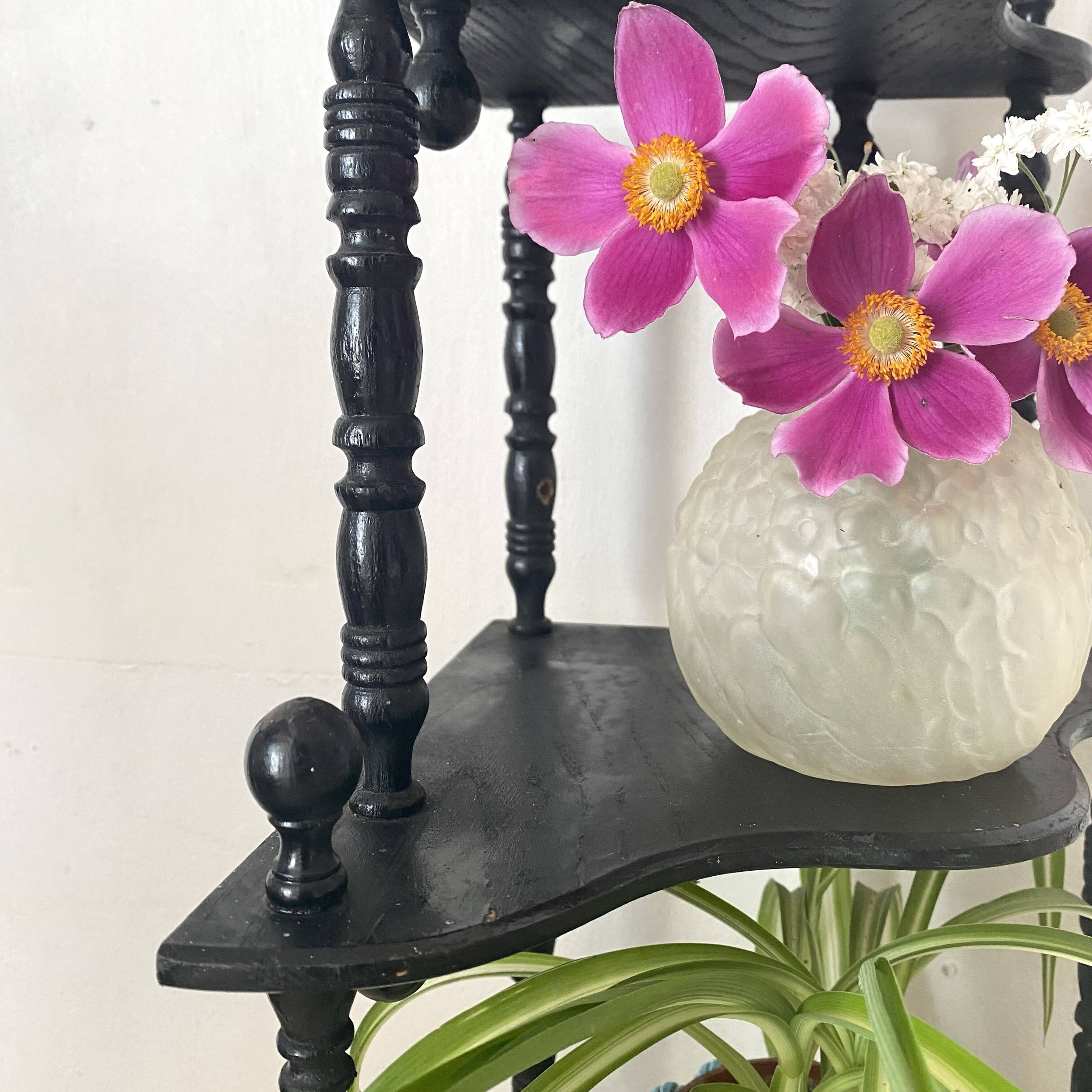 Corner shelf to place or hang in black lacquered wood