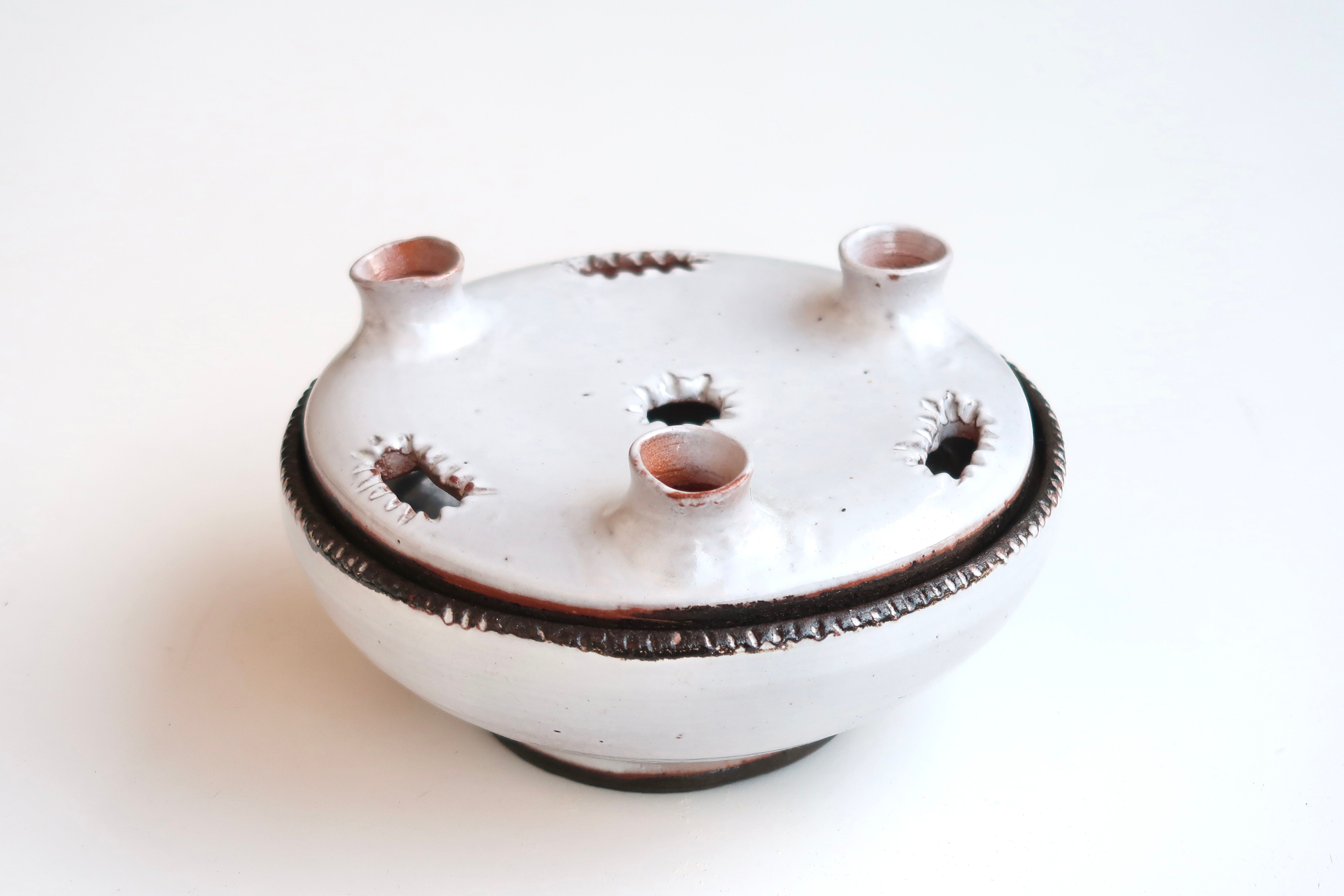 Pique flowers white sandstone by Jeanne and Norbert Pierlot