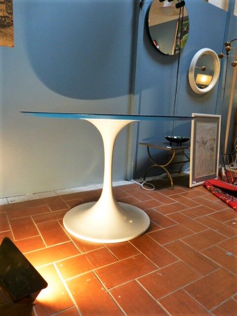 White tulip-footed round table, 1970s