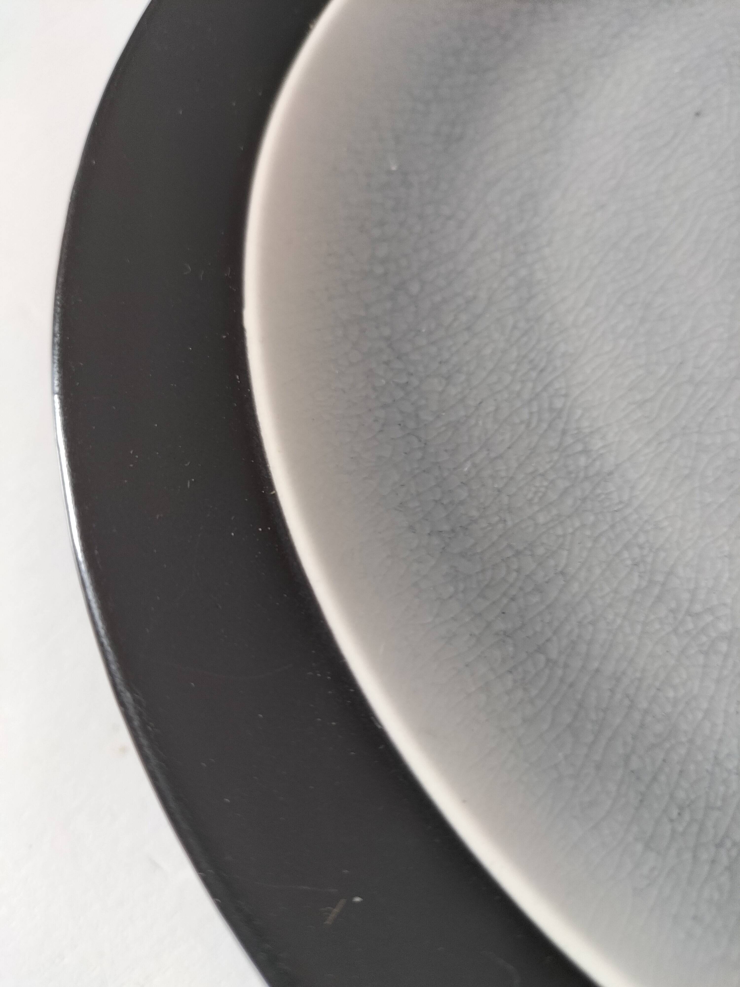Set of 4 two-tone flat plates with a crackled effect.