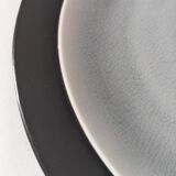 Set of 4 two-tone flat plates with a crackled effect.