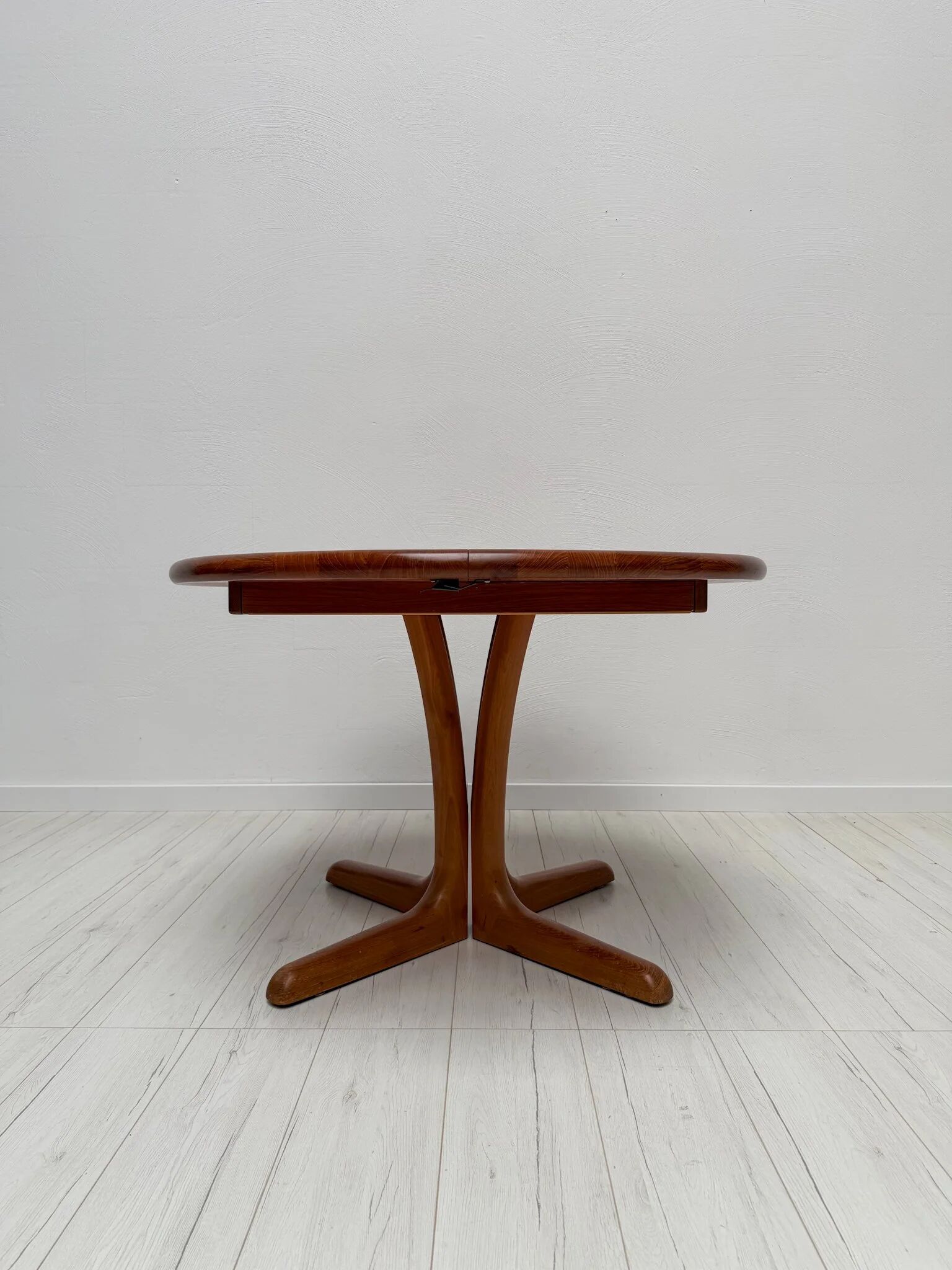 1970s vintage Danish round teak extendable dining table by Langeskov Møbelfabrik