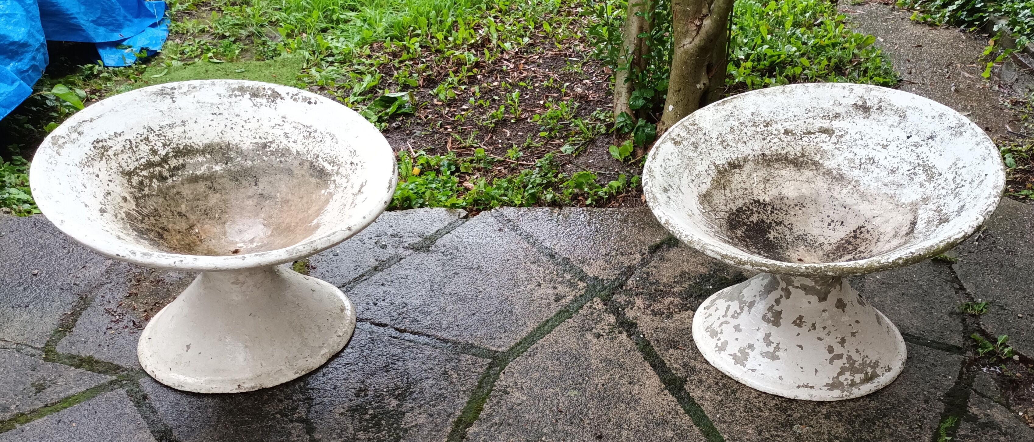 Pair of diabolo planters