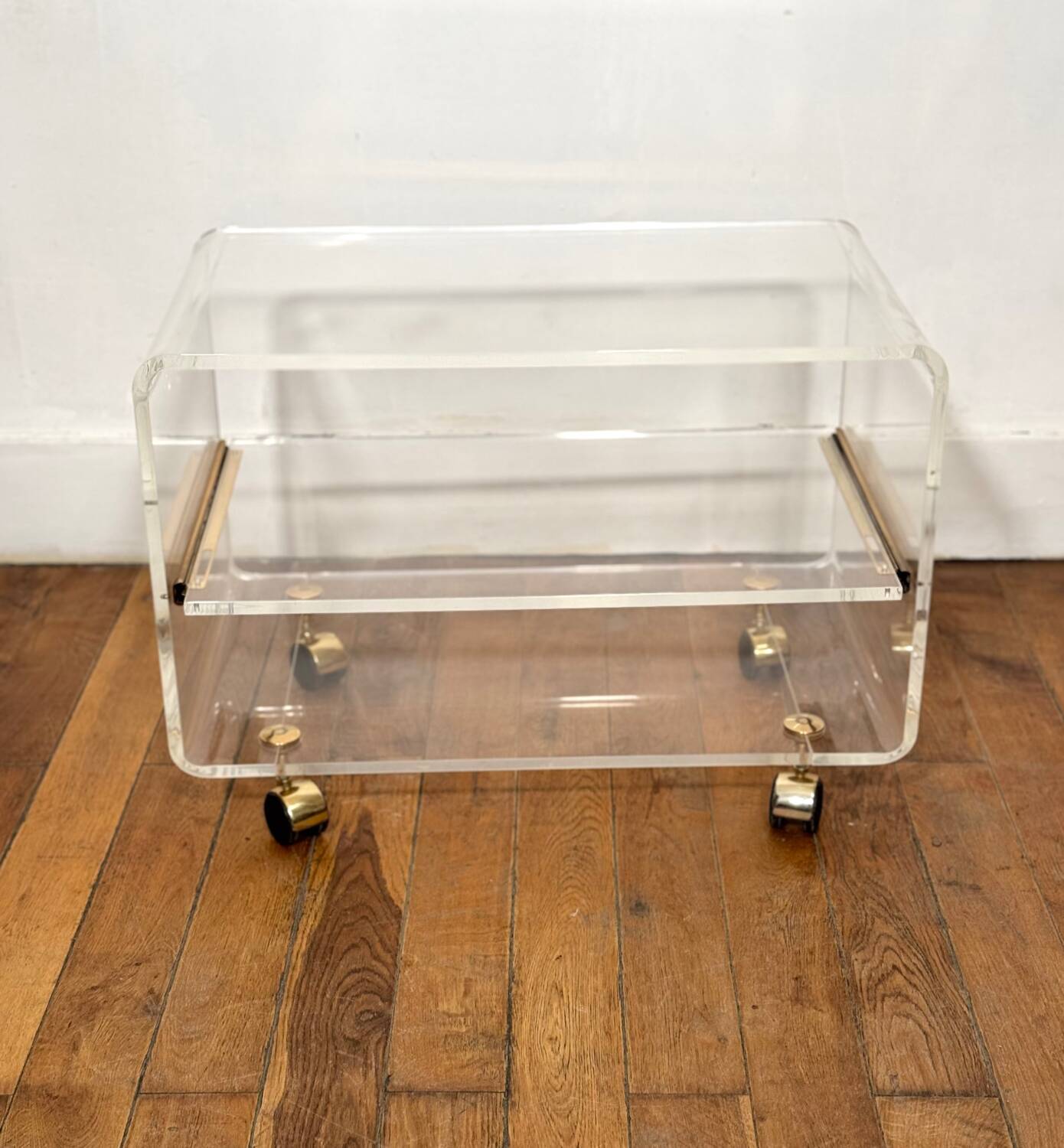 Transparent plexiglass roller table