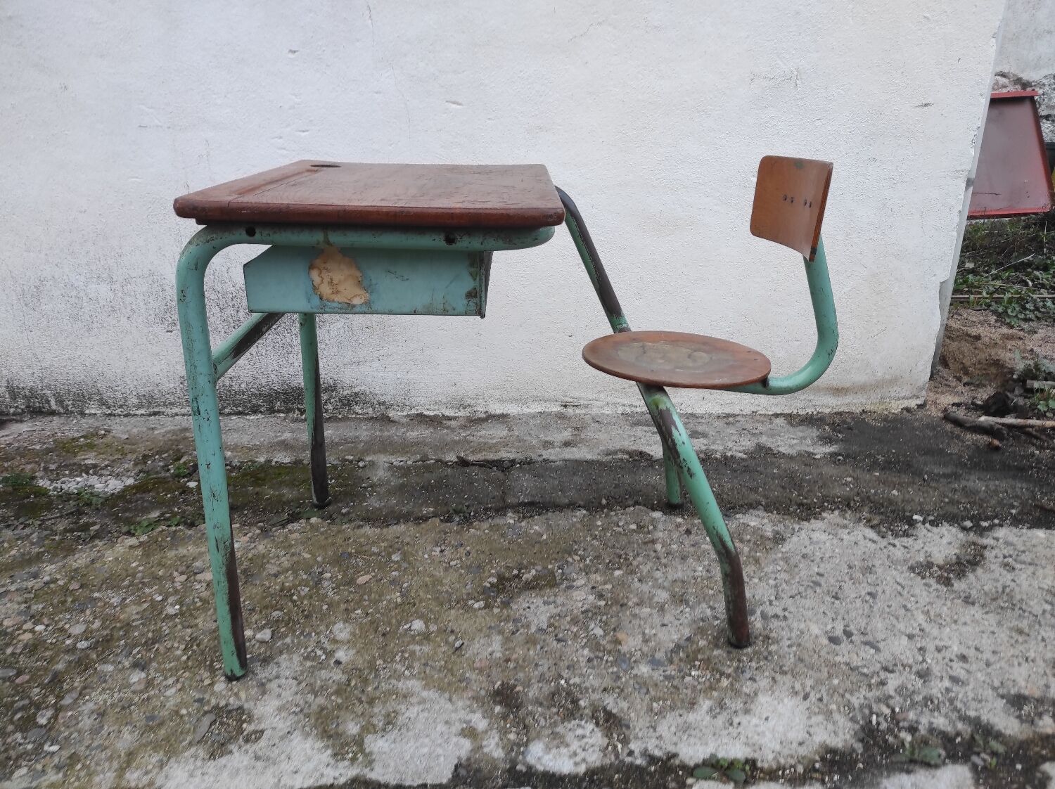 Old one-piece children's desk