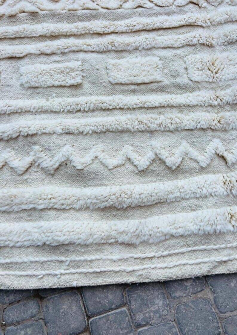 Authentic white Moroccan wool rug size 2/3 m