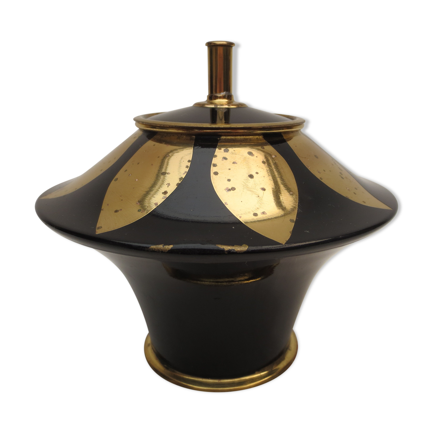 Telescopic cigarette holder in metal mushroom shape