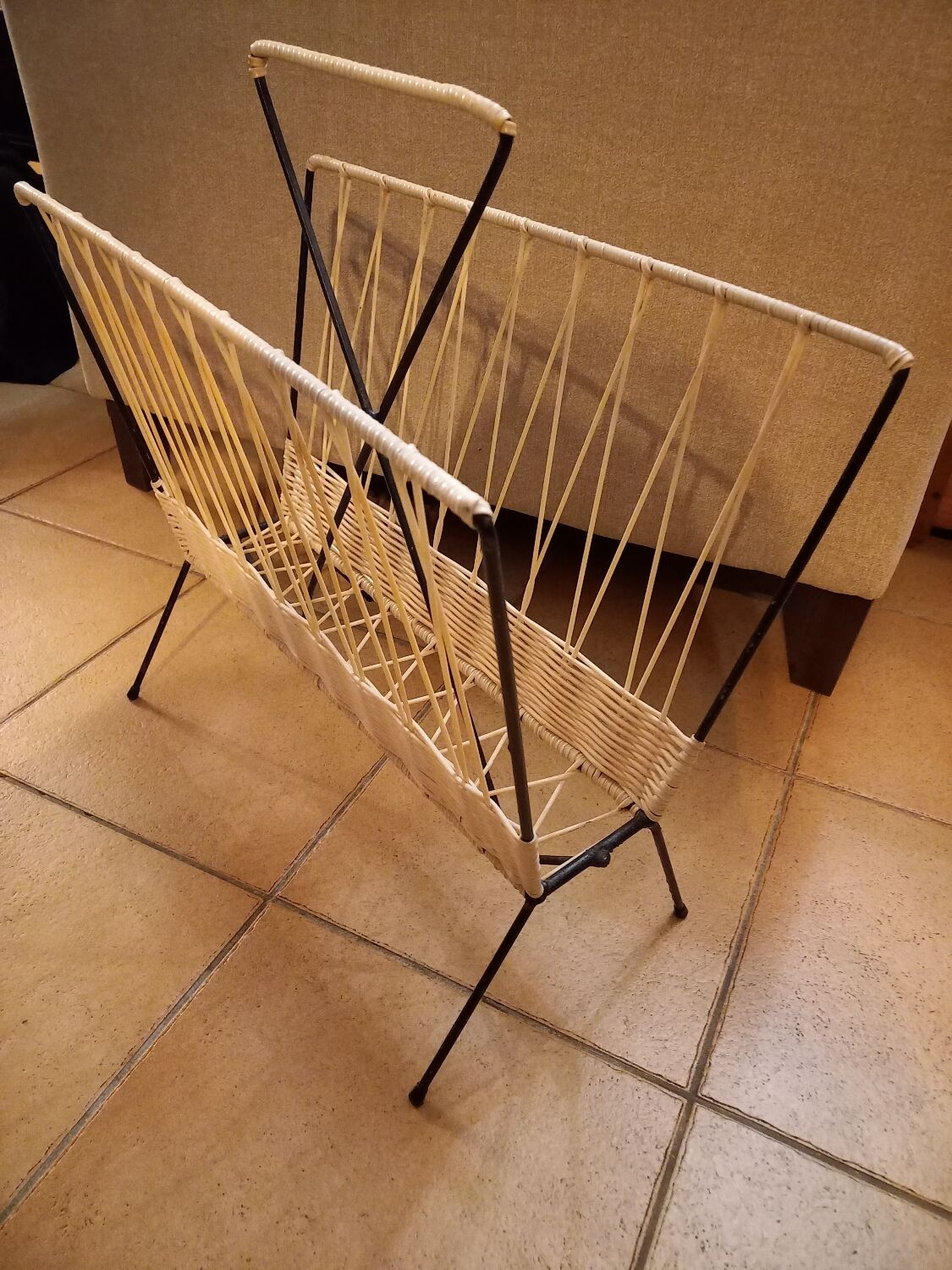 Vintage scoubidou and metal magazine holder