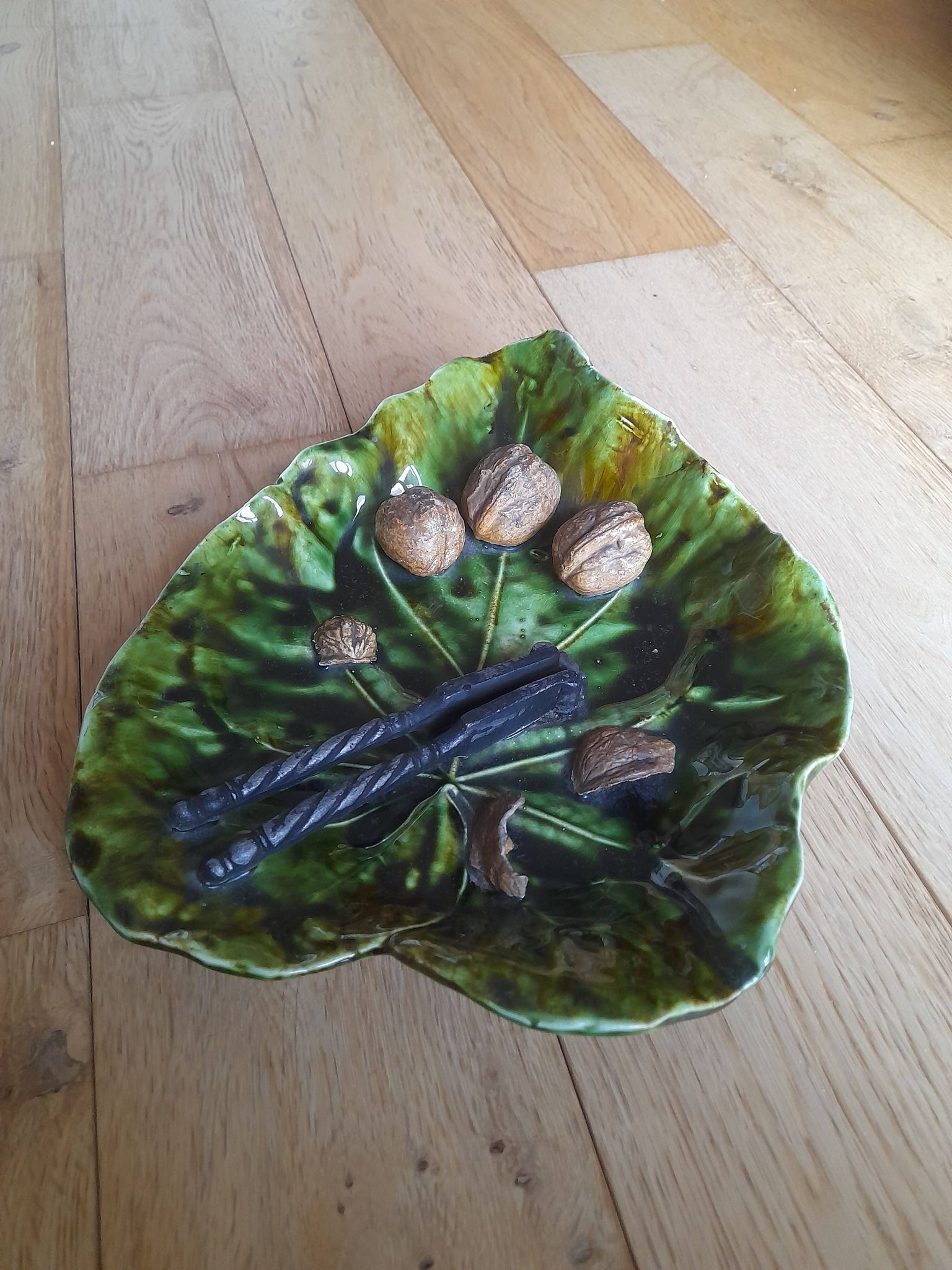 Barbotine dish walnut leaf Ernst Wahliss Turn-Wien Austria