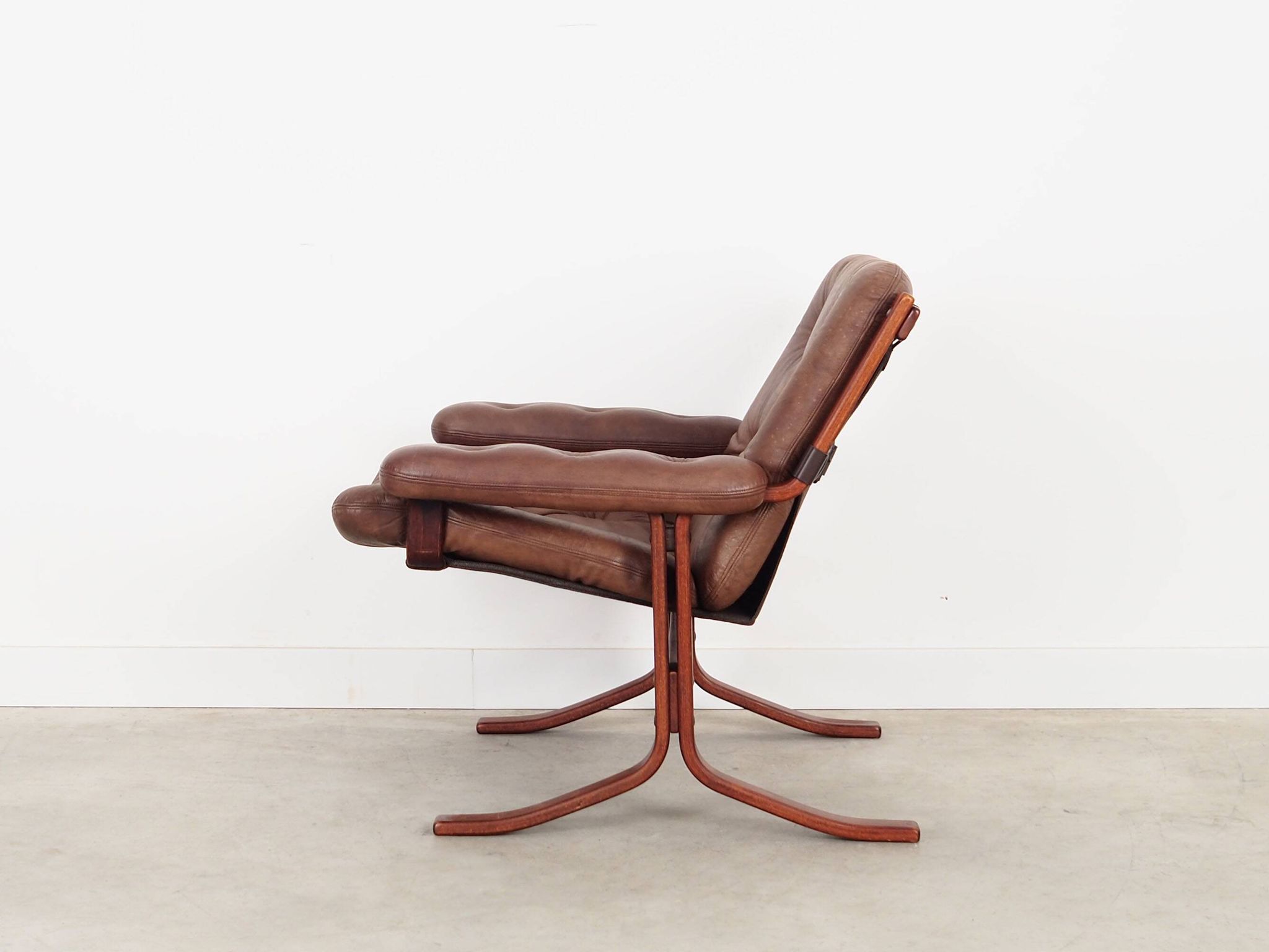 Fauteuil en cuir, design norvégien, années 1970, production : Norvège