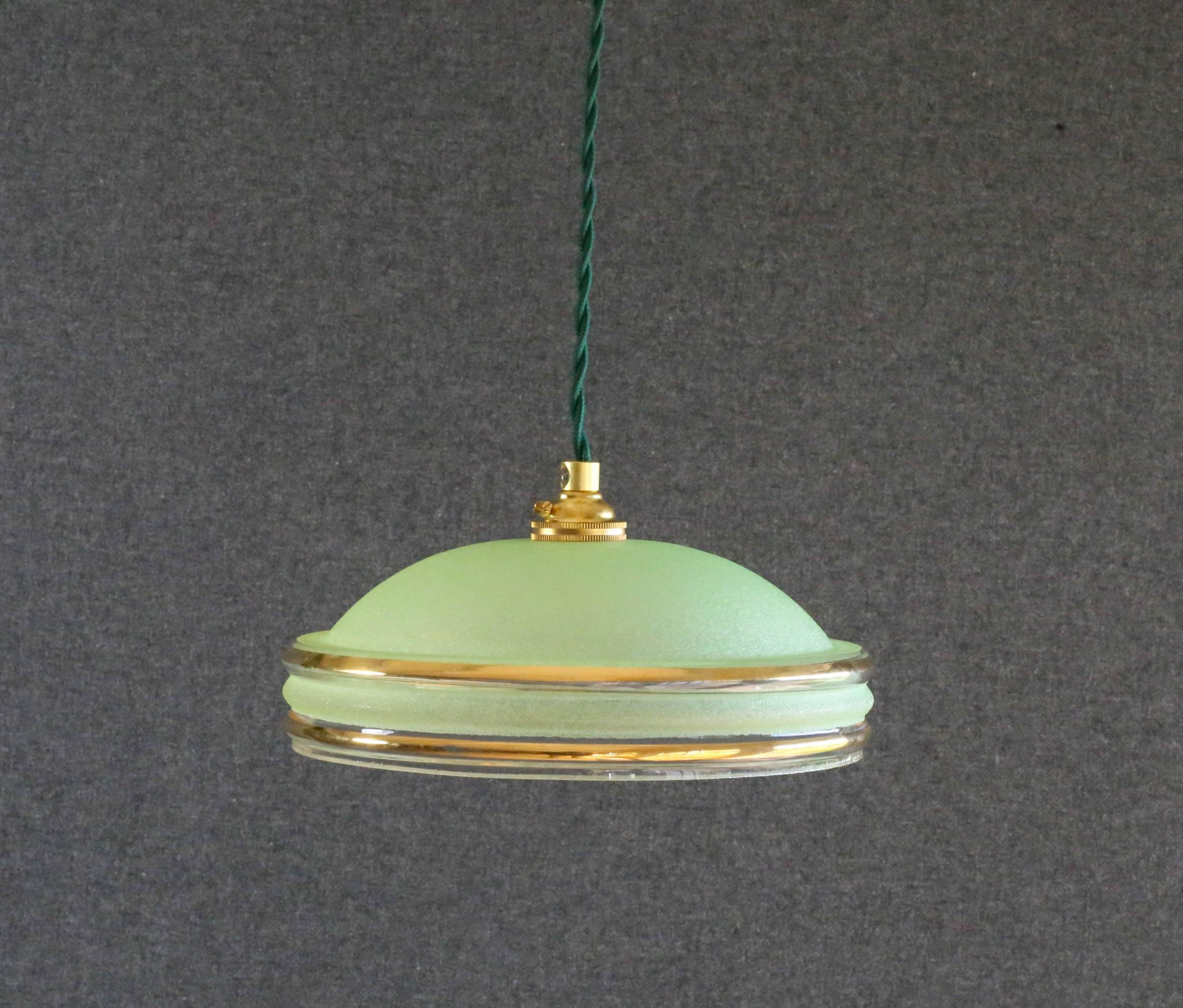 Suspension ancienne années 40 en verre granité vert avec filets dorés, douille et cable neufs