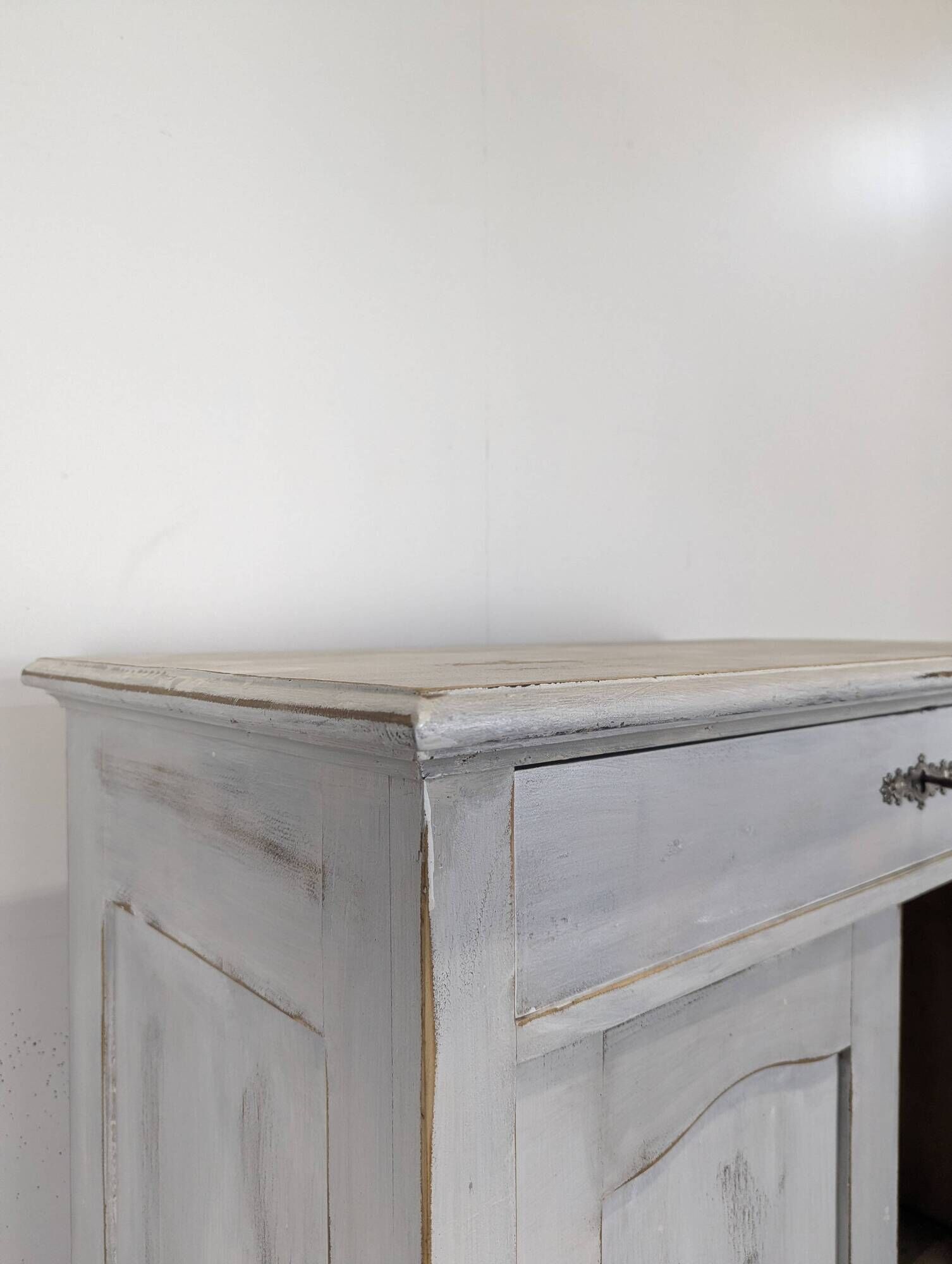 Small buffet with two doors and one drawer in white patinated wood.