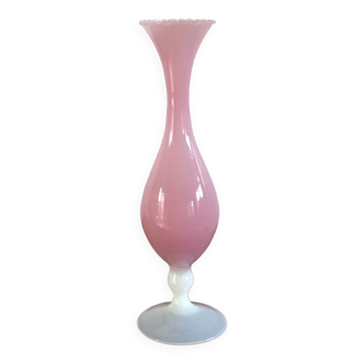 Grand vase en opaline rose dentelé élancé années 50-60