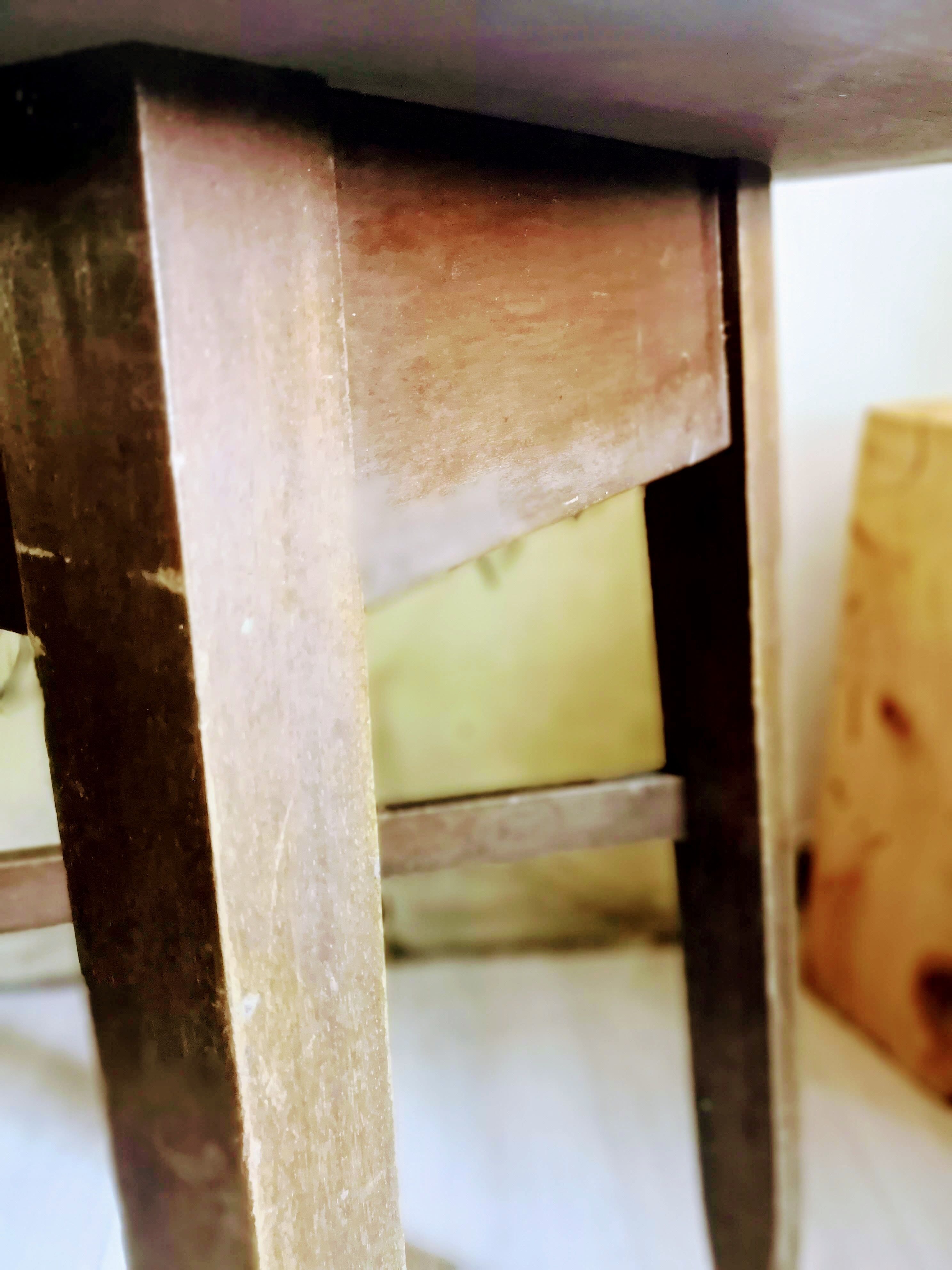 Side able in solid wood and his formica top