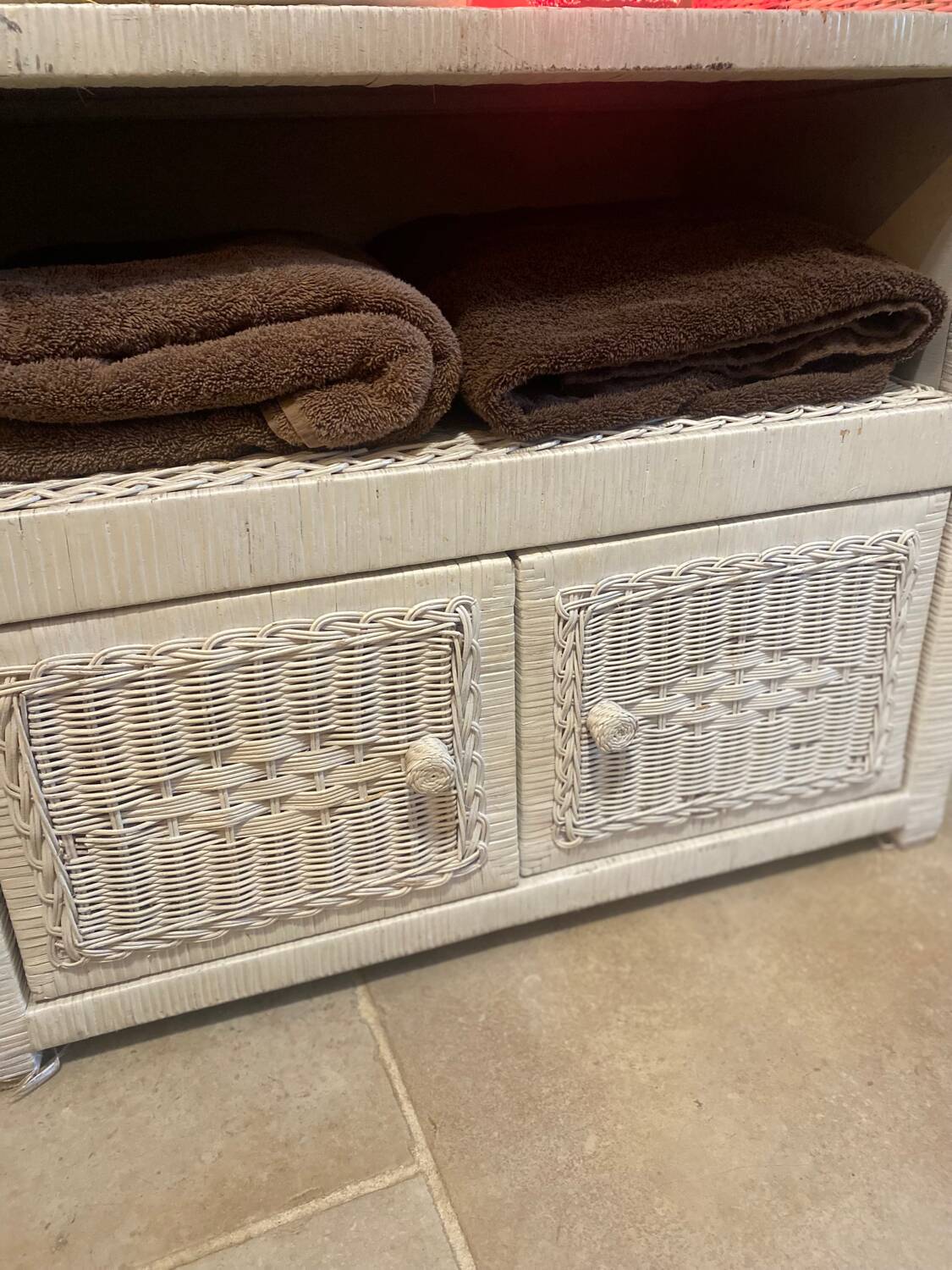 Meuble vintage en osier blanc