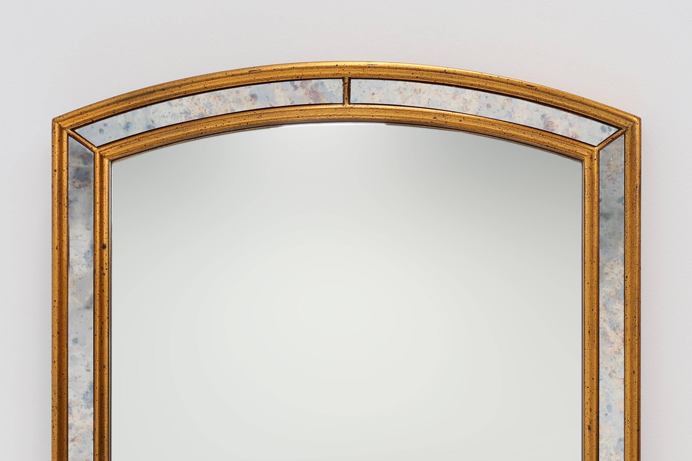 Mirror by Deknudt with marbled fume glass side panels in gilded wooden fram