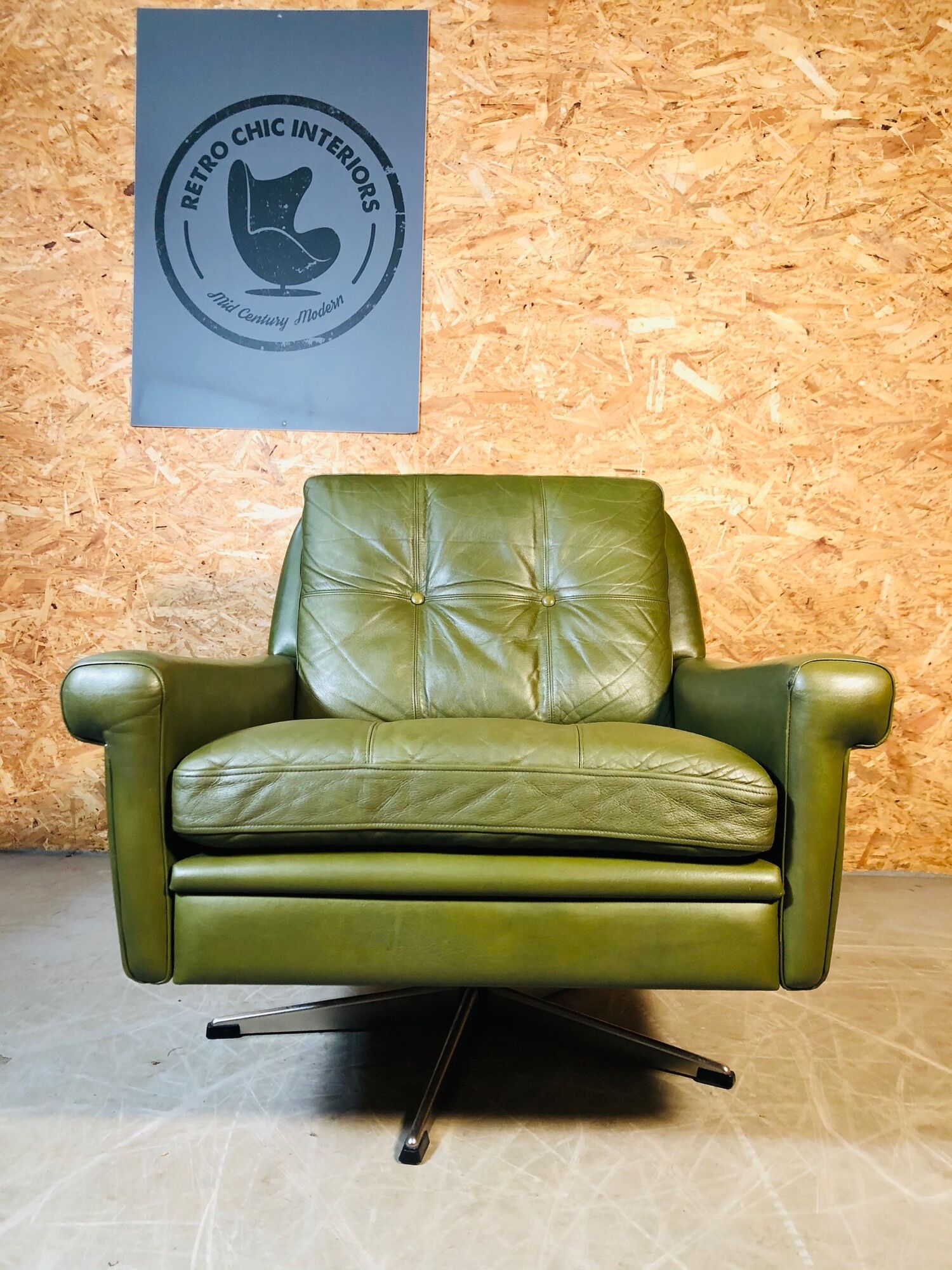 Fauteuil en cuir vert olive vintage danois Svend Skipper